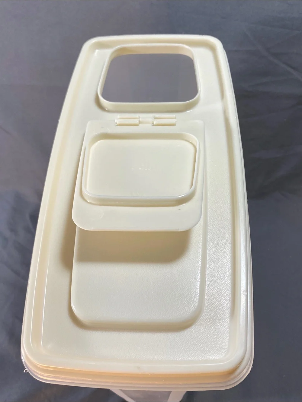 Rubbermaid #2 - 1.3 gallon Servin’ Saver Food Saver, Camping, Almond Lid